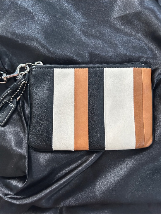 Coach Handbags - Coach Ergo Vintage Leather Wristlet Clutch in Black, White & Tan in EUC